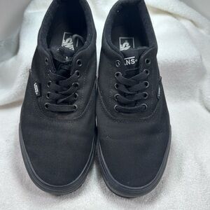 26-01-006 Vans Men's Classic Black Sneakers